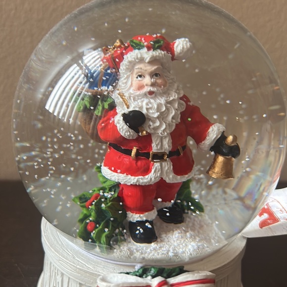 Sleigh Hill Trading Co Santa Claus  With Gifts Snowglobe Musical Christmas - Picture 4 of 4